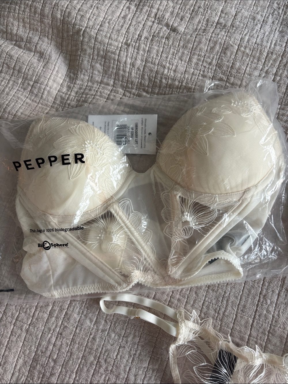 Pepper Embroidery Lingerie Set in Ecru Embroidery - Picture 3 of 9